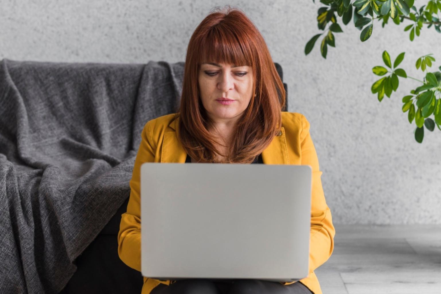 Profesionales trabajando en automatización financiera